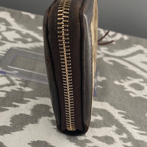 Gucci GG Beige Canvas Zip-Around Long Wallet w/Gold Tone Hardware - Picture 10 of 12